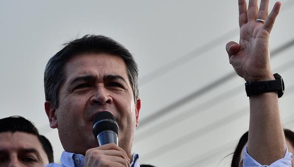 Juan Orlando Hernández habla con sus partidarios frente al palacio presidencial de Honduras el 9 de octubre de 2019. (Foto de ORLANDO SIERRA/AFP).