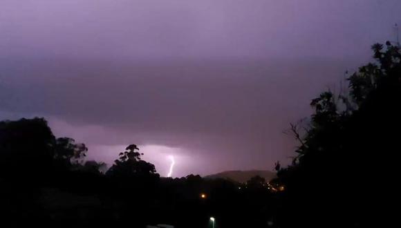 Una tormenta eléctrica afecta a la ciudad de Brisbane, capital del estado de Queensland, y la región de Gold Coast, en Australia, el 25 de diciembre de 2023. (Captura de Twitter/X @originalpammy)