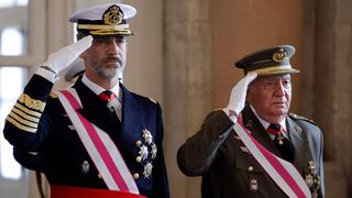 El rey Felipe VI de España renuncia a su herencia y le quita la asignación a su padre
