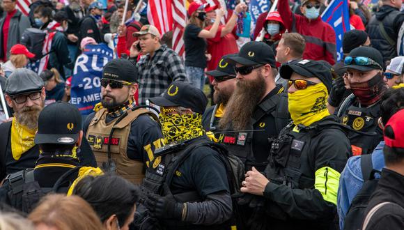 Miembros de Proud Boys se unen a los partidarios del presidente de los Estados Unidos, Donald Trump, en una manifestación en Washington, DC.