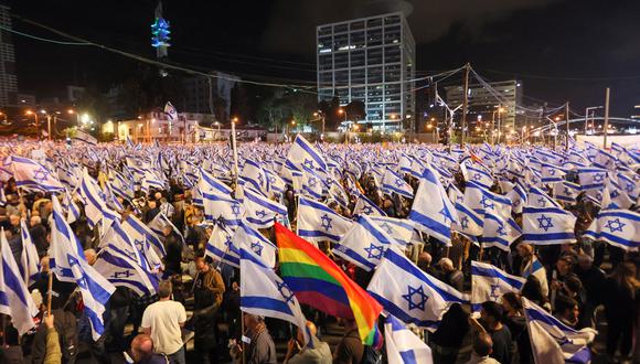 Los manifestantes ondean banderas durante una manifestación para protestar contra el proyecto de ley de reforma judicial del gobierno israelí en Tel Aviv, el 29 de abril de 2023. (Foto de JACK GUEZ / AFP)