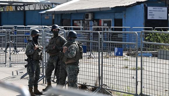 Las fuerzas militares montan guardia frente a la prisión de Guayas 1, donde un nuevo motín de varios días entre bandas rivales cobró al menos 18 vidas, en la ciudad portuaria de Guayaquil, Ecuador, el 25 de julio de 2023. (Foto de Marcos PIN / AFP)
