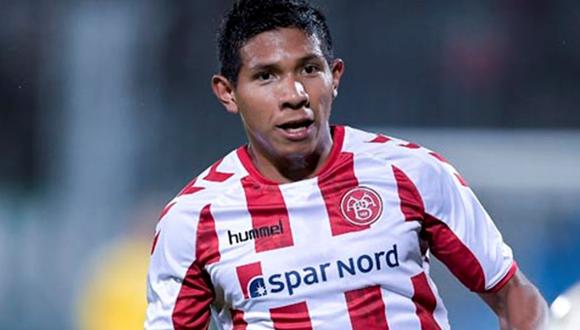 Los simpatizantes de Aalborg BK entonaron con fuerza el nombre de Edison Flores al término del partido contra el Helsingor. El peruano anotó el tanto de la victoria en el minuto final del compromiso. (Foto: Web AaB)