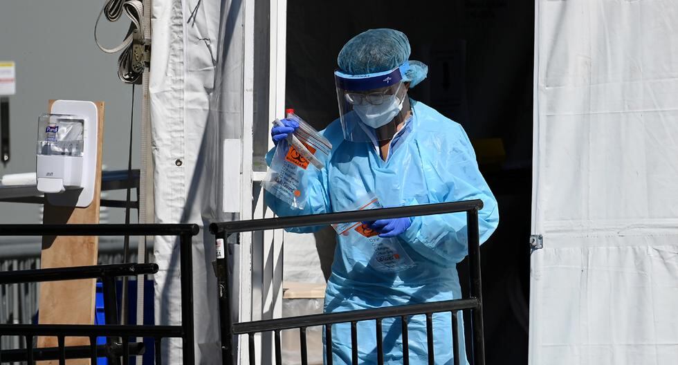 Un trabajador médico sale de una tienda de pruebas de coronavirus, COVID-19, en el Brooklyn Hospital Center, en la ciudad de Nueva York. (AFP/ANGELA WEISS).