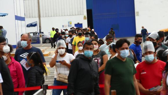 Personas forman una larga cola para recoger sus pavos a unas horas de Año Nuevo. (Foto: Alessandro Currarino / @photo.gec)