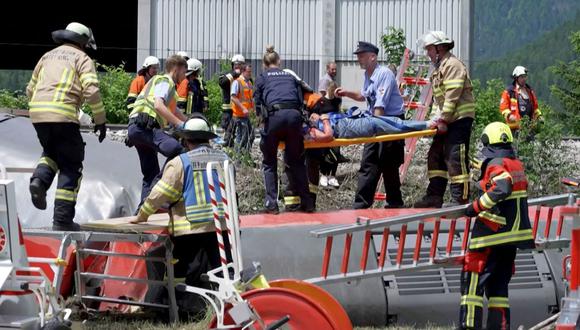 Esta captura de video muestra a policías y bomberos rescatando a una persona de un tren descarrilado el 3 de junio de 2022 en Burgrain, cerca de Garmisch-Partenkirchen, en el sur de Alemania. (AFP).