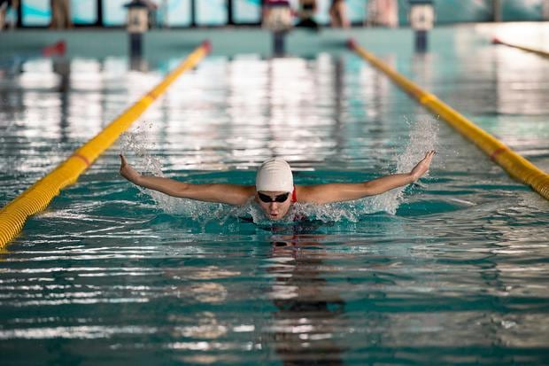 Yusra Mardini (Nathalie Issa) entrenando para Río 2016 en la película "los nadadores" (Foto: Netflix)