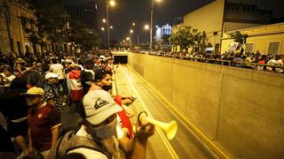 Protestas en Lima: grupo de manifestantes se encuentran en las afueras de la Dirincri