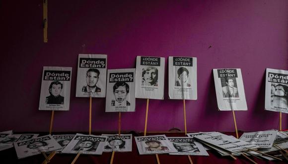 Fotos de personas desaparecidas tras el golpe de Estado de Augusto Pinochet en Chile. (Esteban Félix / AP).