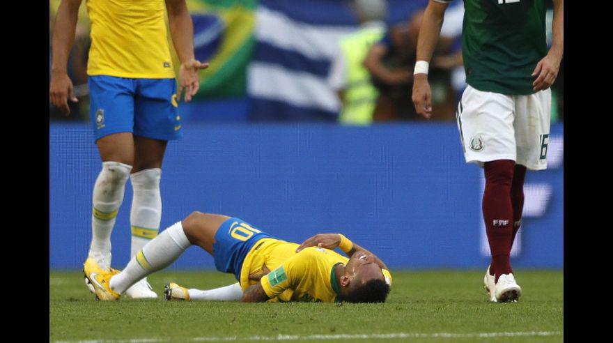 Neymar ha recibido muchas críticas por fingir o exagerar faltas. (Foto: agencias)