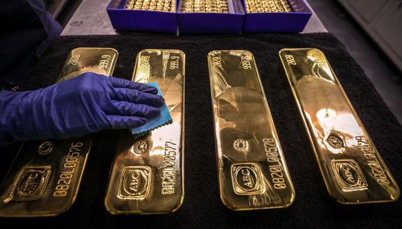 A las 1127 GMT, el oro al contado caía un 1%, hasta los US$ 1,909.6 por onza, tras haber tocado un mínimo no visto desde el 29 de marzo a US$ 1,904.4. Los futuros del oro en Estados Unidos bajaban un 1.3% a US$ 1,908.9. (Foto: AFP)