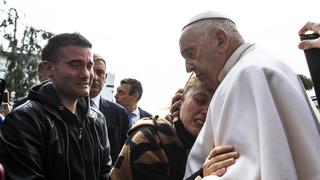 Tras salir del hospital, el papa Francisco consuela a unos padres rotos por la muerte de su hija