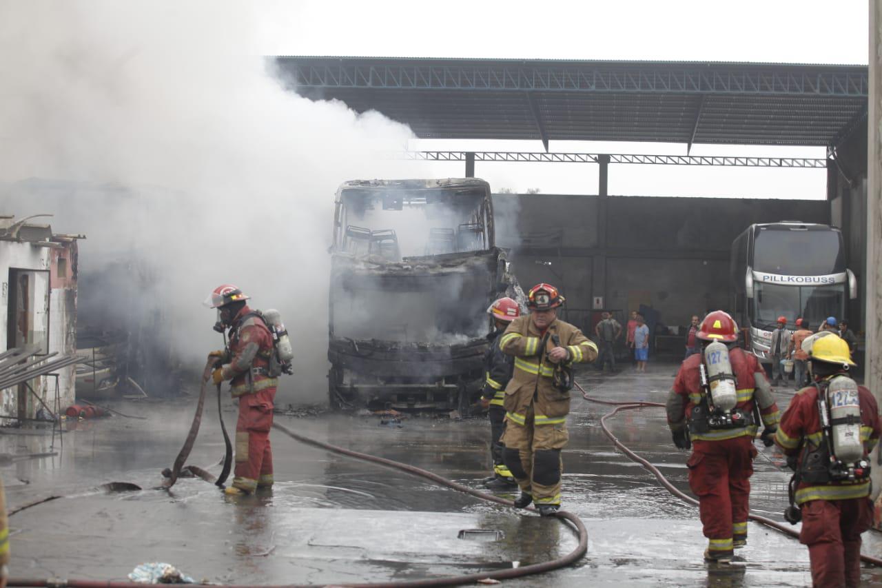Se reportan incendio de dos buses interprovinciales en la cuadra 2 de la&nbsp; Av. Prolongación Mariscal Nieto (Fotos: Andrés Paredes)