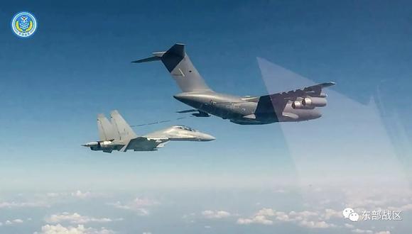 Esta imagen del folleto tomada el 9 de agosto de 2022 y publicada por el Comando de Teatro del Este del Ejército Popular de Liberación de China (EPL) el 10 de agosto muestra un reabastecimiento de combustible en el aire de un avión de combate del EPL durante un simulacro militar en un lugar no revelado. (Foto de Handout / COMANDO DE TEATRO ORIENTAL DEL EJÉRCITO POPULAR DE LIBERACIÓN / AFP)