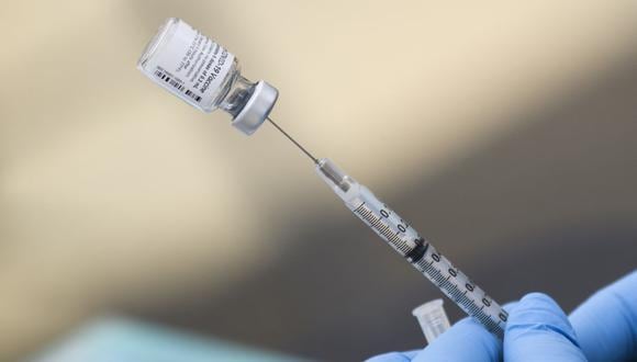 Una jeringa llena con una primera dosis de la vacuna Pfizer en una clínica móvil de vacunación en Weingart East Los Angeles YMCA (Foto: Patrick T. Fallon / AFP)