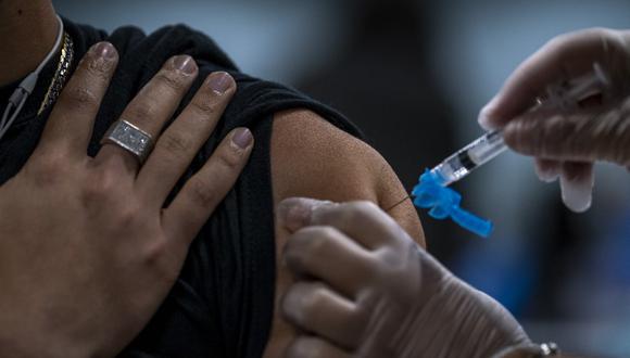 "Los escépticos hacia las vacunas, a su vez, deben alejarse de visiones conspirativas del mundo y aceptar la información científica" (Foto: Ricardo Arduengo / AFP)