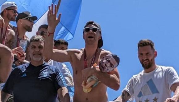 El arquero argentino llevaba a un bebé de juguete con la imagen del delantero francés.