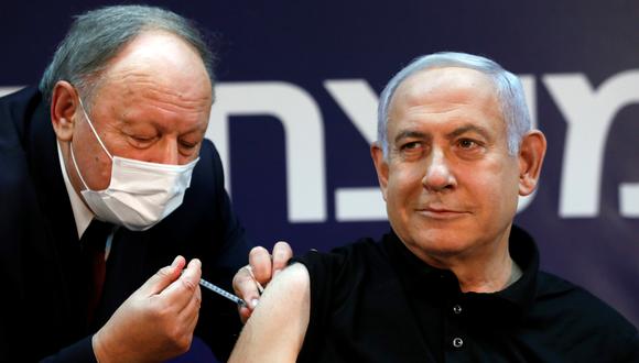 El primer ministro de Israel, Benjamín Netanyahu, recibe la vacuna contra el coronavirus en el Sheba Medical Center, ubicado en Ramat Gan. REUTERS/Amir Cohen/Pool