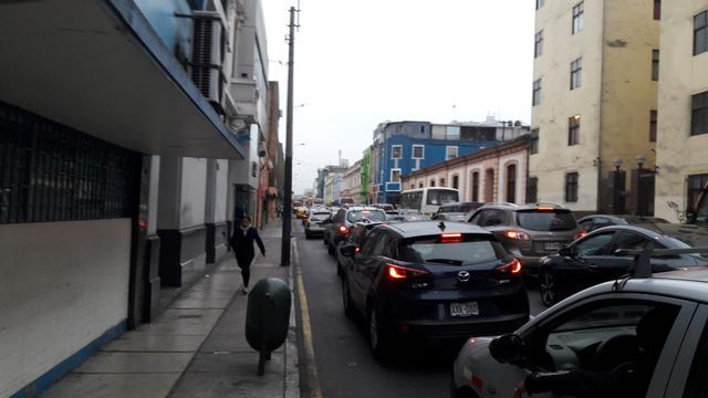 Las calles ubicadas en los alrededores de la Plaza Bolognesi quedaron cerradas al tránsito debido a las ceremonias oficiales que se realizarán en la mañana. (Foto: Martín Acosta / El Comercio)