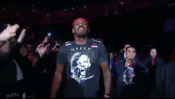 Jon Jones fue ovacionado por el arena Forum Inglewood de California en su salida al octógono en el UFC 232. | Foto: captura