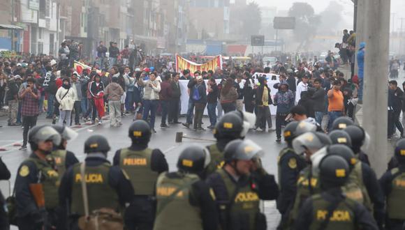 Manifestantes marcharon por la Panamericana Norte para demandar la anulación de los contratos de concesión de pejaes en favor de Rutas de Lima y Lamsac (Foto: Alessandro Currarino).