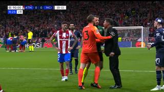 Simeone tuvo que invadir el campo para evitar que Savic siga encarando a Foden | VIDEO