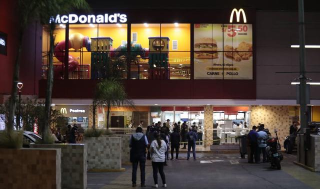 Un hombre identificado como Isaac Hilario Huamanyall, de 49 años, fue asesinado por sicarios durante la noche del jueves en el local de McDonald’s ubicado en el centro comercial Risso, en Lince. (Foto: GEC)