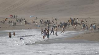 Chorrillos: captan a grupos de personas bañándose en la playa La Chira pese a prohibición