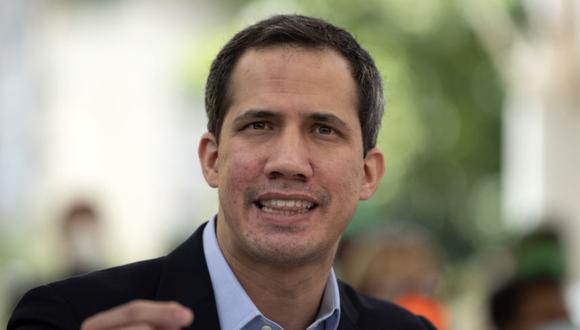 Juan Guaidó aseguró que la escasez de vacunas “no tiene que ver con ninguna sanción”. (Foto: Yuri CORTEZ / AFP)