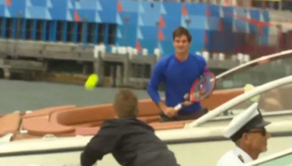YouTube: Federer jugó tenis sobre una lancha con Lleyton Hewitt