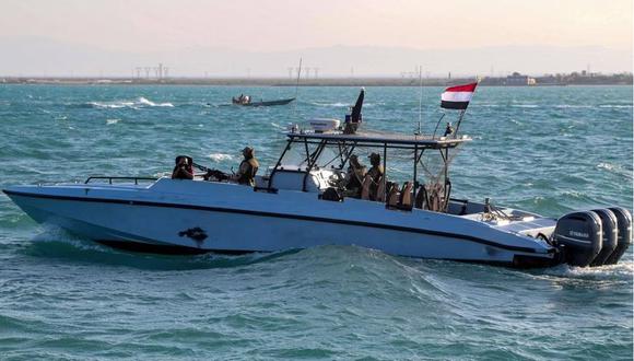Miembros de los guardacostas yemeníes viajan en una patrulla en el mar Rojo. (Foto: AFP)