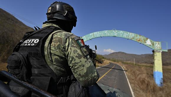 Un soldado del 3er Batallón de Fusileros Paracaidistas del Ejército Mexicano patrulla la comunidad de El Aguaje, en el municipio de Aguililla, estado de Michoacán, México, el 18 de febrero de 2022. (Foto por ALFREDO ESTRELLA / AFP)