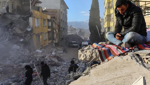 Un hombre parado sobre los escombros mientras los rescatistas trabajan en el lugar de los edificios derrumbados tras un fuerte terremoto, en Hatay, Turquía, el 15 de febrero de 2023. (Foto: EFE/EPA/SEDAT SUNA)