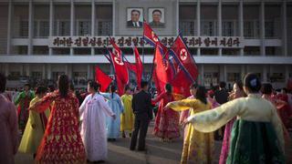Corea del Norte rinde homenaje a su fundador en el “Día del Sol”