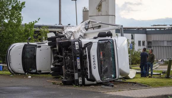 Dos camiones volcaron después de una tormenta en Paderborn, Alemania.