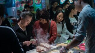 Restaurante en China da trabajo y recibe comensales con discapacidades auditivas usando tarjetas de colores