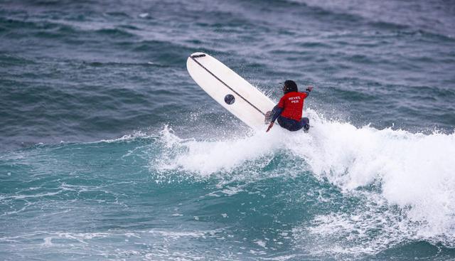 María Fernanda Reyes clasificó a la cuarta ronda de repachaje de longboard femenino y continúa en carrera por una medalla. (Foto: Daniel Apuy)