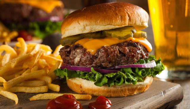 ¿Con ganas de comer una hamburguesa? Disfrútalas en los restaurantes que compartimos en esta nota. (Foto: Shutterstock)