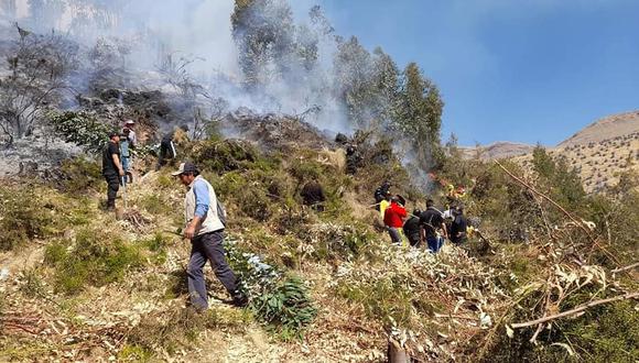 Bomberos, trabajadores municipales, policías y serenos apoyan en las labores para apagar el incendio | Foto: Municipalidad distrital de San Jerónimo