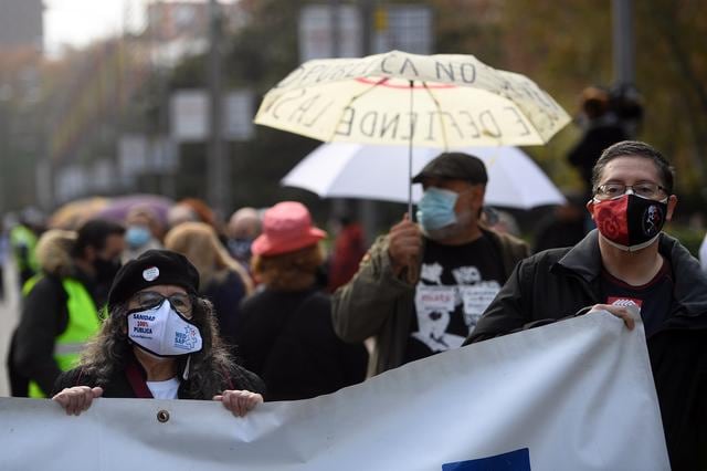 Manifestantes convocados por varias asociaciones de personal sanitario, protestan contra la gestión "caótica e imprudente" de la crisis del coronavirus por parte de la Comunidad de Madrid. (Foto: PIERRE-PHILIPPE MARCOU / AFP)