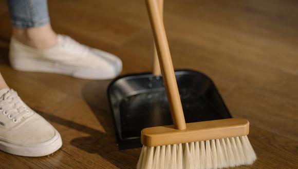 Persona limpieza el polvo en su casa de madera. (Imagen: Pexels)