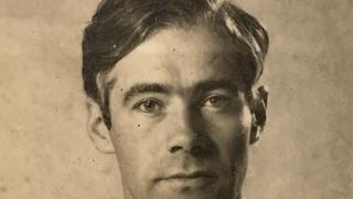 Guerra de las Malvinas: El oficial inglés que enterró a los soldados enemigos y fue homenajeado por el gobierno argentino