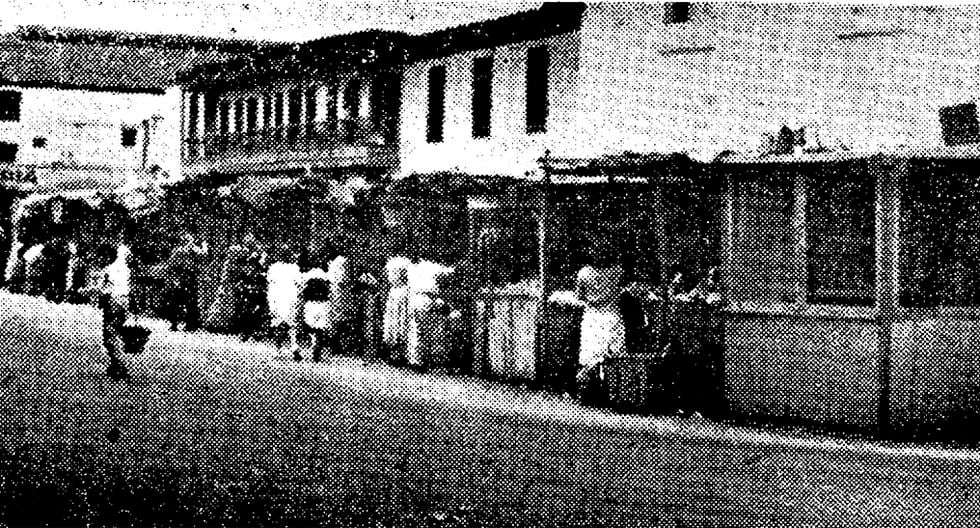Imagen de diciembre de 1953, en Mesa Redonda, con las tiendas de comida ocupando veredas y parte de la pista. En conjunto, esa zona parecía sacada de principios del siglo XX. (Foto: GEC Archivo Histórico)