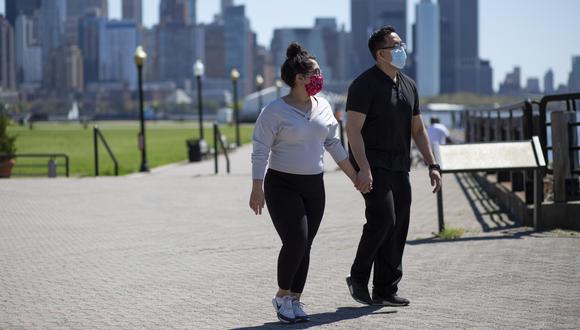 Una pareja camina por las calles de Nueva Jersey. (Foto: AFP)