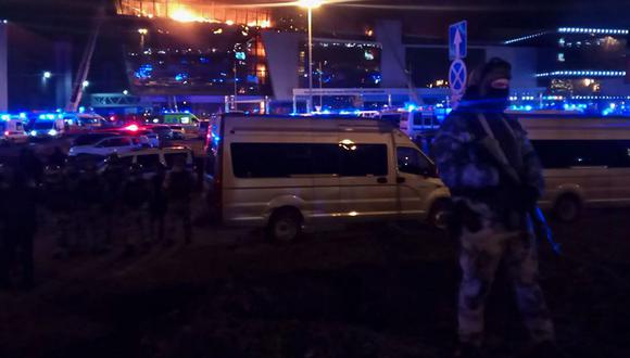 Policías rusos protegen el área cercana a la sala de conciertos Crocus City Hall en llamas luego de un tiroteo en Krasnogorsk, en las afueras de Moscú, Rusia, el 22 de marzo de 2024 | Foto: EFE/EPA/MAXIM SHIPENKOV