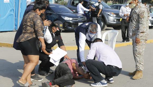 El momento en que el elector se descompensó mientras esperaba en la fila para ejercer su voto en SJL. (Foto: Violeta Ayasta/@photo.gec)