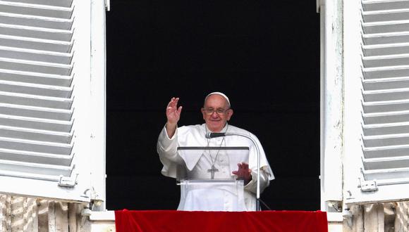 El Papa Francisco se dirige a la multitud durante su oración del Ángelus desde la ventana del Palacio Apostólico con vista a la Plaza de San Pedro en el Vaticano, el 26 de marzo de 2023. (Foto de VINCENZO PINTO / AFP)