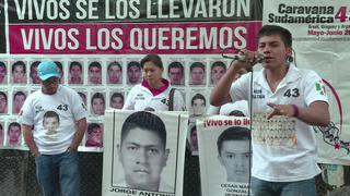 Padres de desaparecidos de Ayotzinapa protestan en Argentina