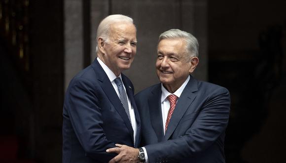 El presidente mexicano, Andrés Manuel López Obrador, saluda al presidente estadounidense, Joe Biden, durante una ceremonia oficial de bienvenida en el Palacio Nacional de la Ciudad de México el 9 de enero de 2023. (Foto de Jim WATSON / AFP)