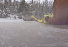 YouTube: hombre salva vida de ciervo atrapado en un río congelado